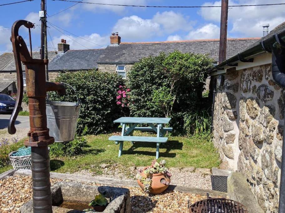 Little Barn Near Treen Cliffs And Beach Saint Levan Exterior photo